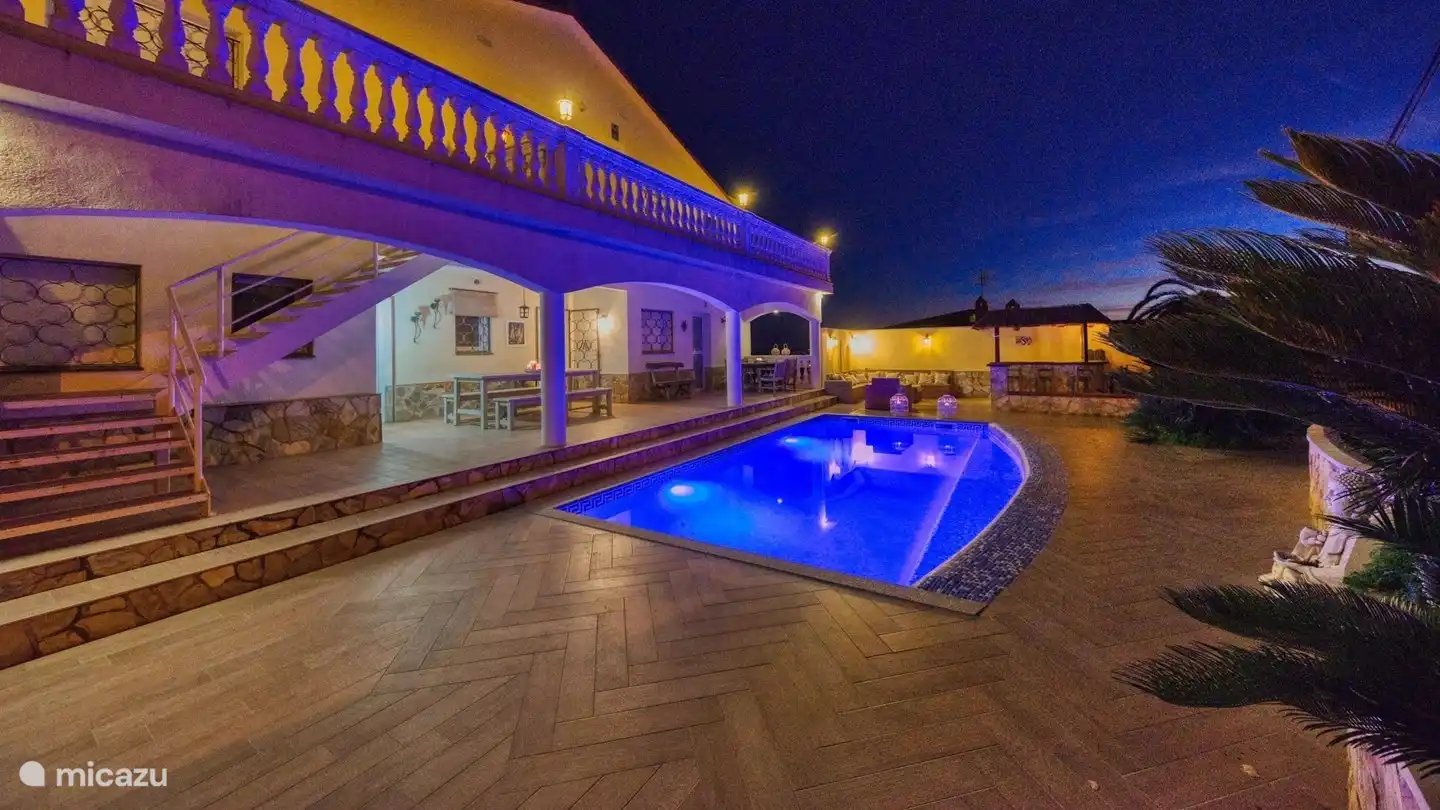 Die ideale Villa zum Leben im Freien unter der spanischen Sonne mit privatem Pool, schöner Lounge und Bar!