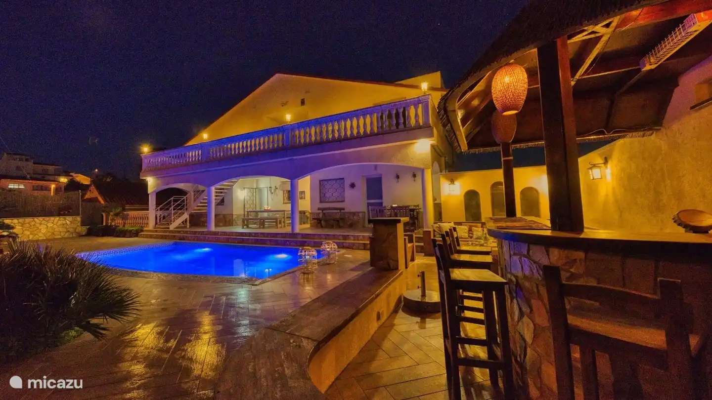 Die ideale Villa zum Leben im Freien unter der spanischen Sonne mit privatem Pool, schöner Lounge und Bar!