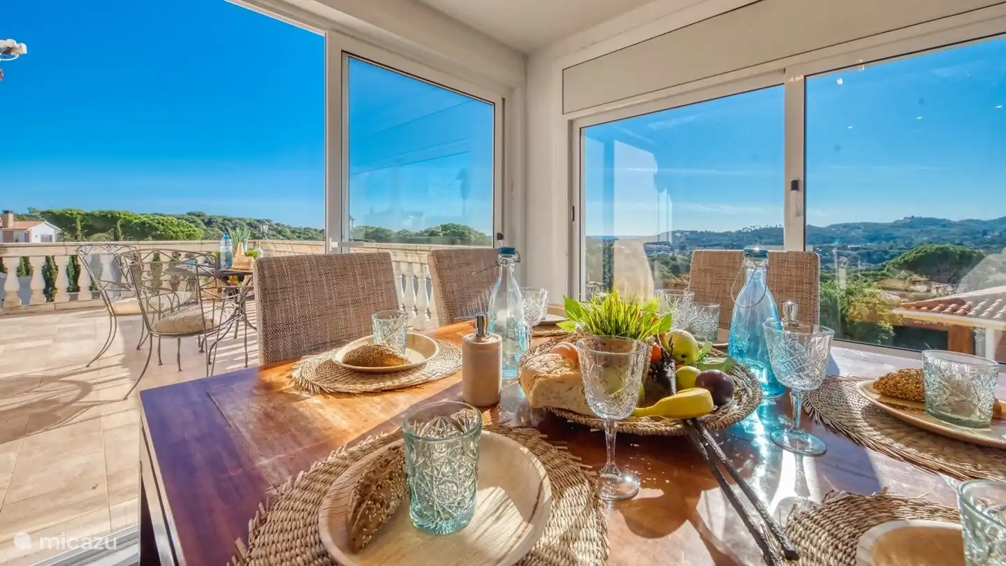 Die ideale Villa zum Leben im Freien unter der spanischen Sonne mit privatem Pool, schöner Lounge und Bar!