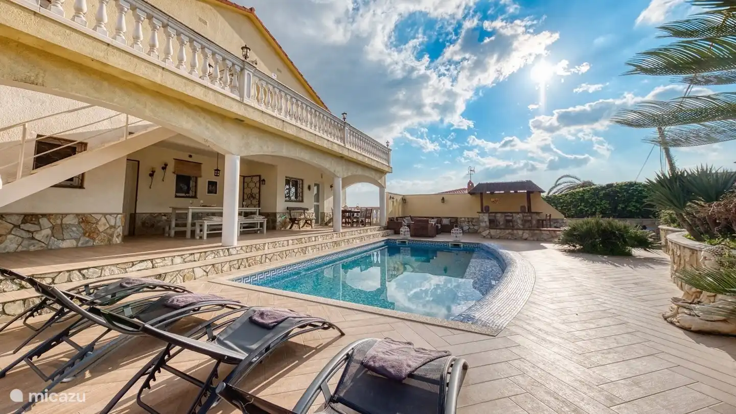 Die ideale Villa zum Leben im Freien unter der spanischen Sonne mit privatem Pool, schöner Lounge und Bar!