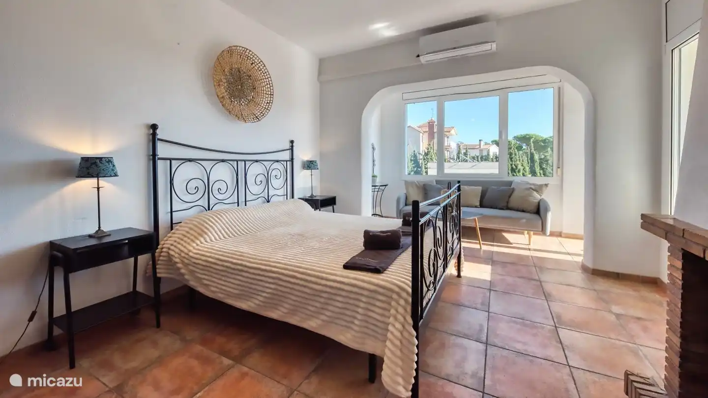 Die ideale Villa zum Leben im Freien unter der spanischen Sonne mit privatem Pool, schöner Lounge und Bar!