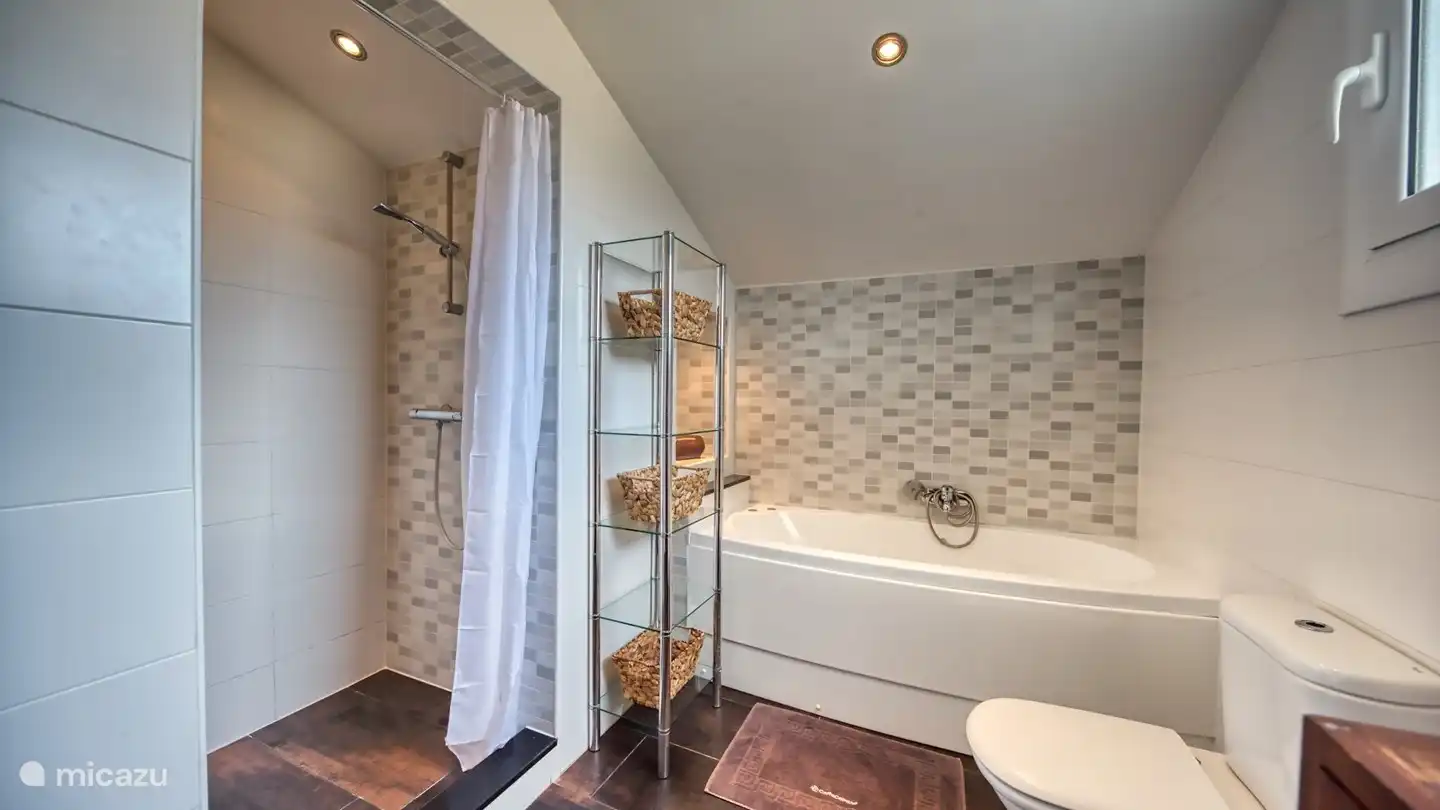 Die ideale Villa zum Leben im Freien unter der spanischen Sonne mit privatem Pool, schöner Lounge und Bar!