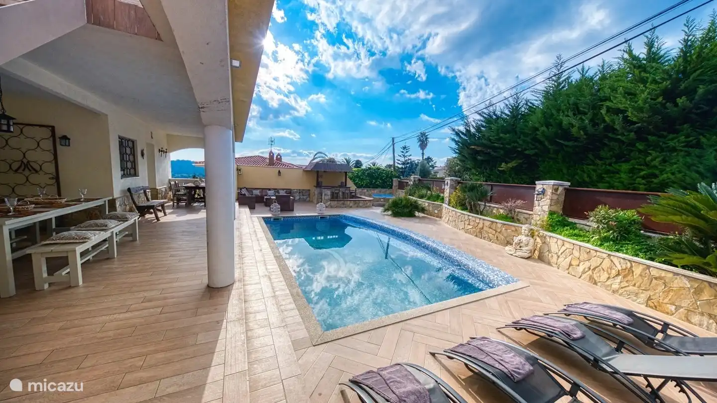 Die ideale Villa zum Leben im Freien unter der spanischen Sonne mit privatem Pool, schöner Lounge und Bar!