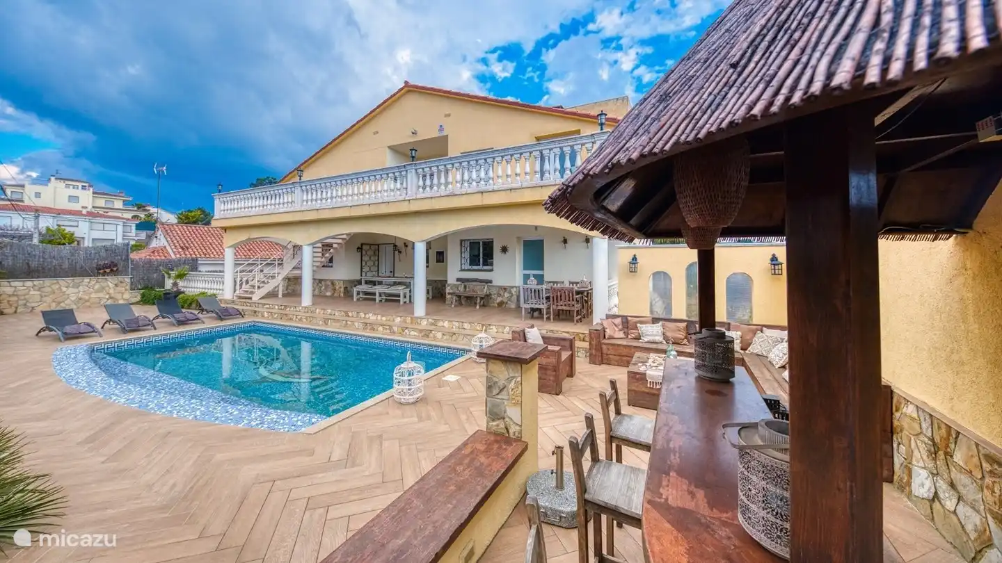 Die ideale Villa zum Leben im Freien unter der spanischen Sonne mit privatem Pool, schöner Lounge und Bar!