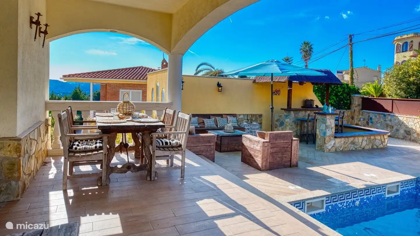 Die ideale Villa zum Leben im Freien unter der spanischen Sonne mit privatem Pool, schöner Lounge und Bar!