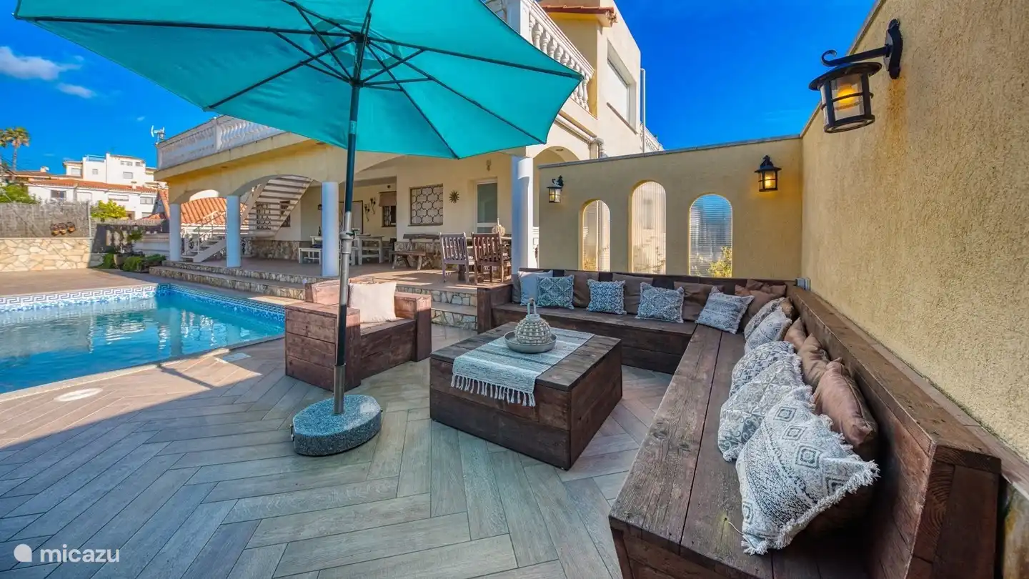 Die ideale Villa zum Leben im Freien unter der spanischen Sonne mit privatem Pool, schöner Lounge und Bar!