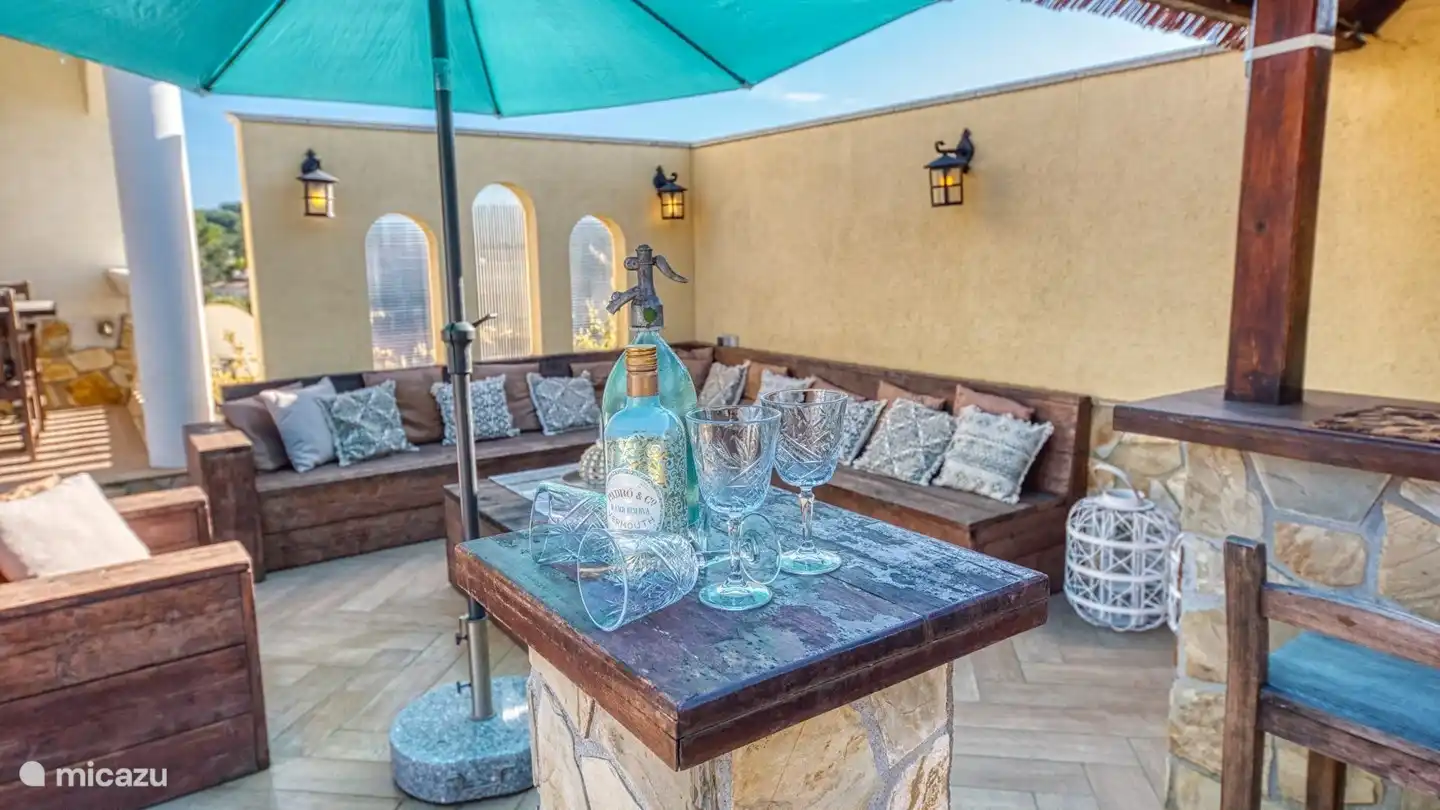 Die ideale Villa zum Leben im Freien unter der spanischen Sonne mit privatem Pool, schöner Lounge und Bar!