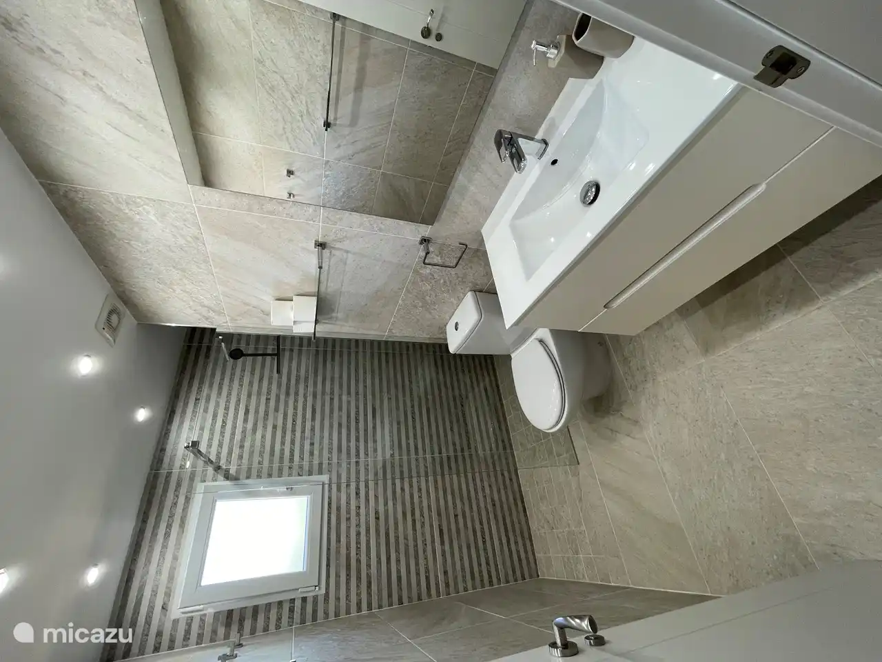 Bathroom 2 (for bedrooms 2 and 3)