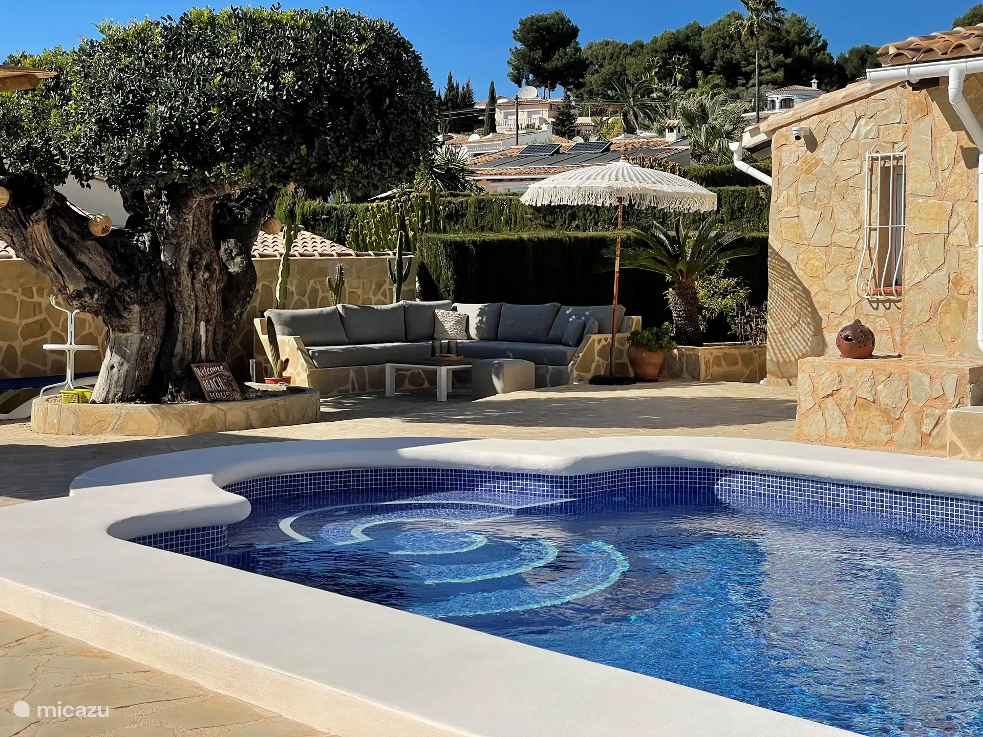 Large side lounge area with swimming pool