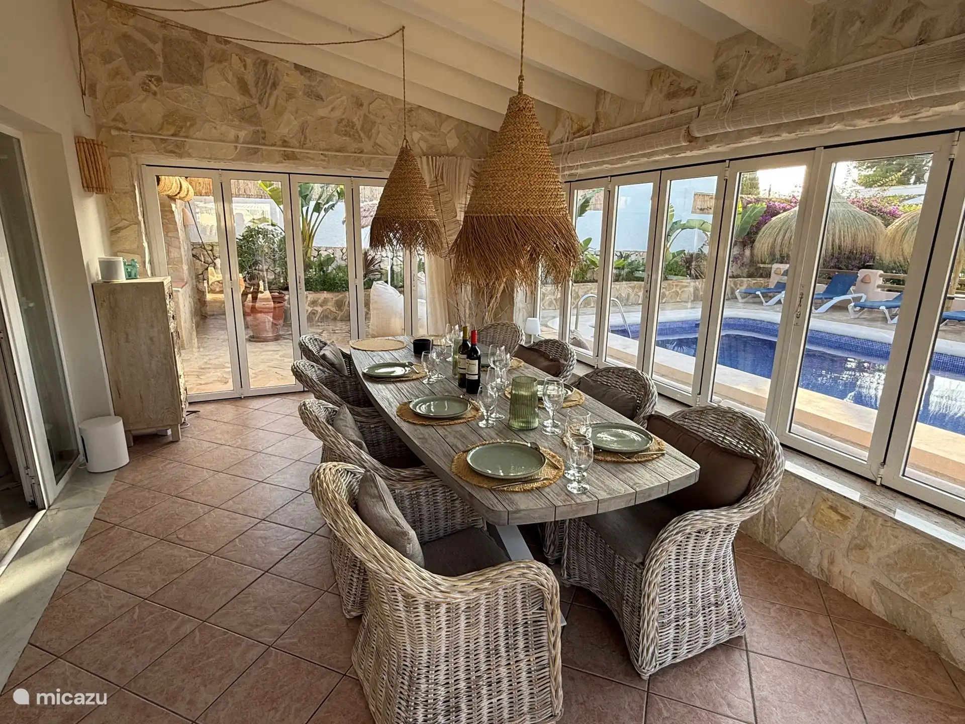 Naja that can be fully opened on all sides with the sliding/harmonica windows and doors