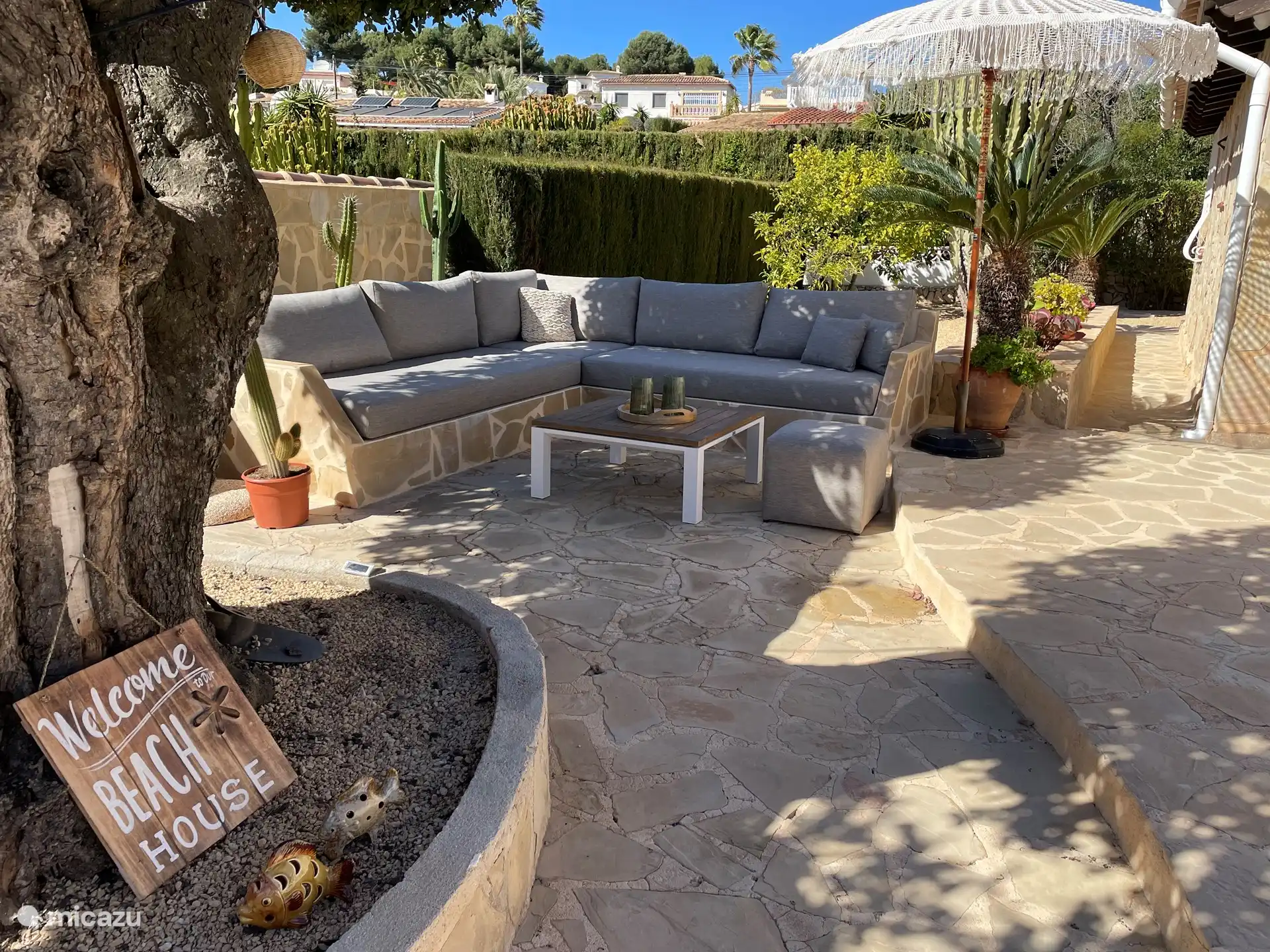 Lounge area on side terrace