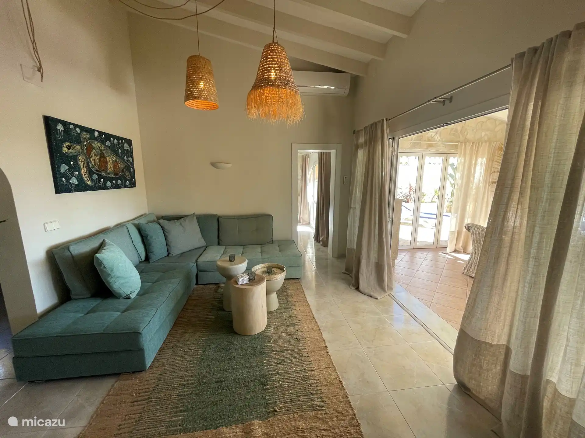 Living room with relaxed corner sofa with the naja right in front of it