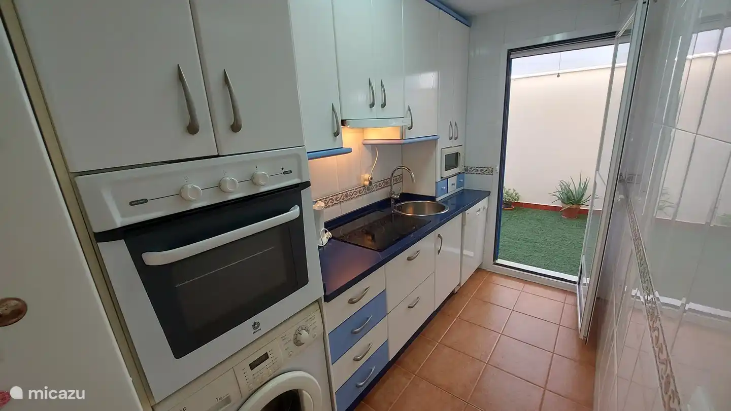 Voll ausgestattete Küche, angrenzend an Terrasse 2