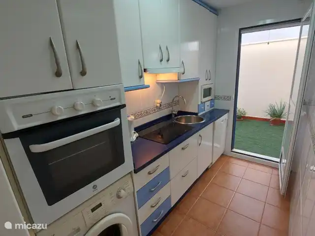 Bel appartement près de la plage | Espagne, Costa del Sol, Torrox-Costa - appartement Cuisine entièrement équipée, adjacente à la terrasse 2