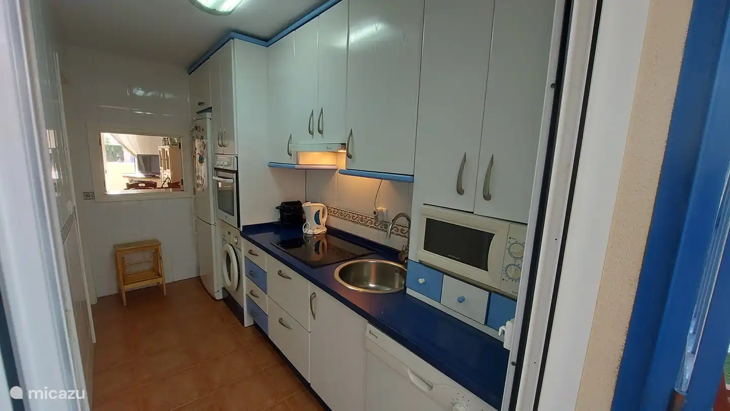 Voll ausgestattete Küche mit Zugang zum Wohnzimmer