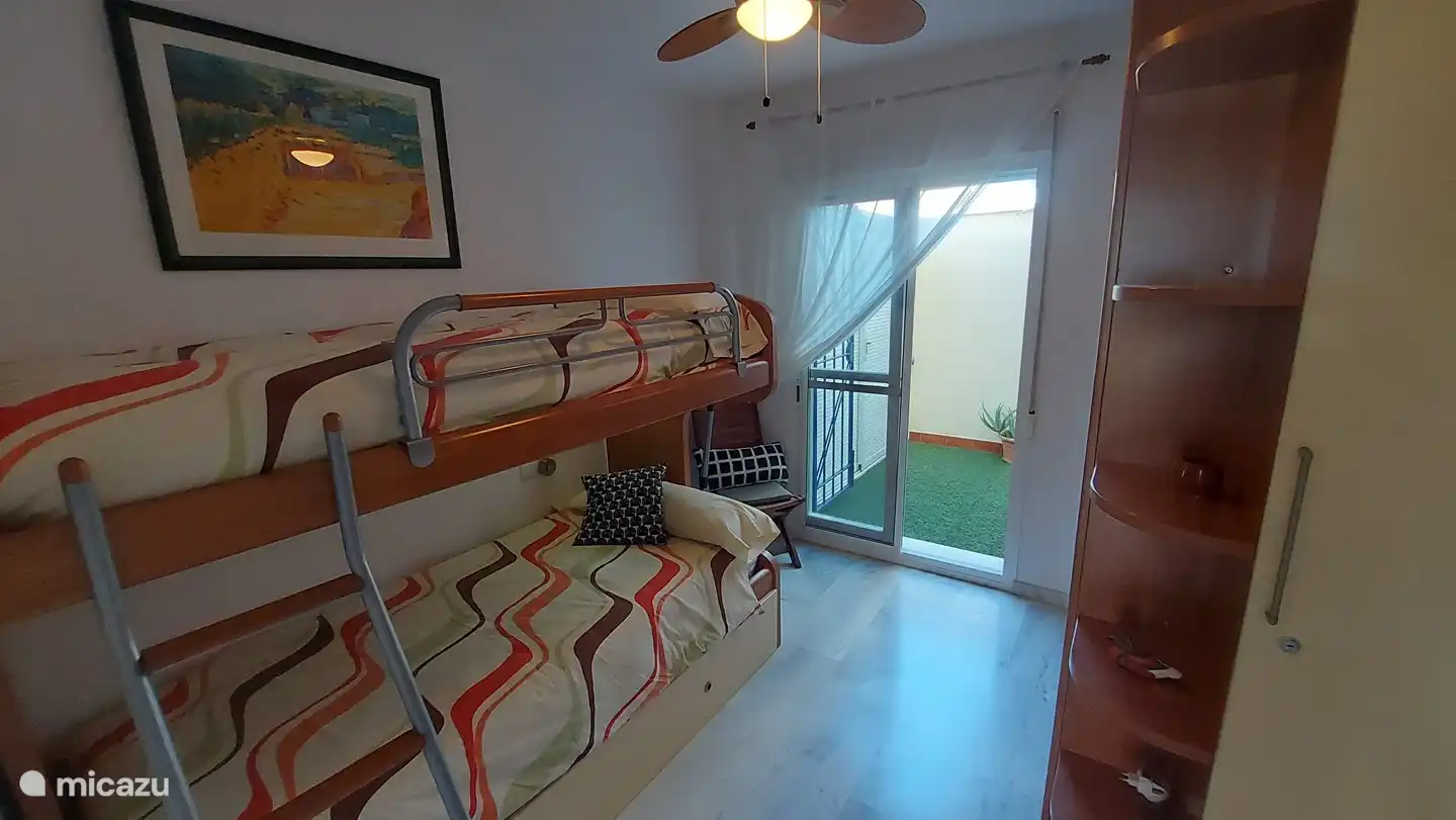 Schlafzimmer 2 mit Ausziehbett und direktem Zugang zur Terrasse 2