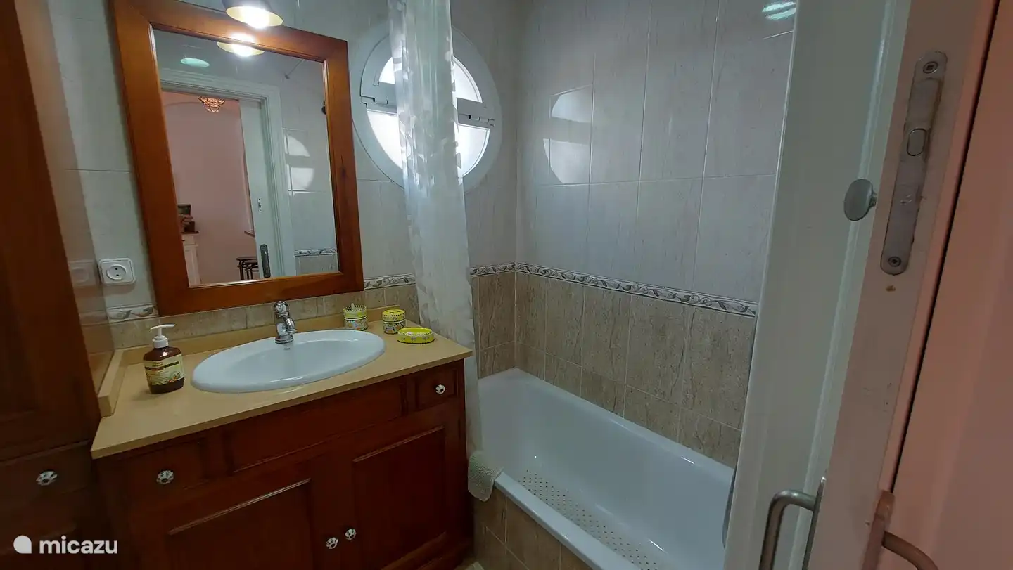 Das Badezimmer mit Badewanne und Dusche