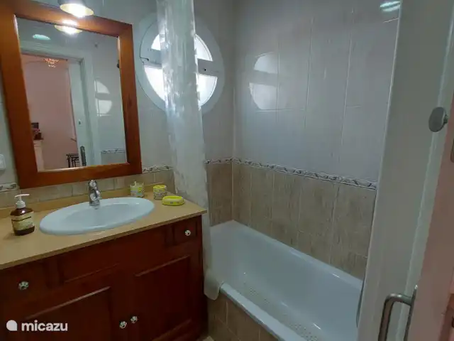 Bel appartement près de la plage | Espagne, Costa del Sol, Torrox-Costa - appartement La salle de bain avec baignoire et douche