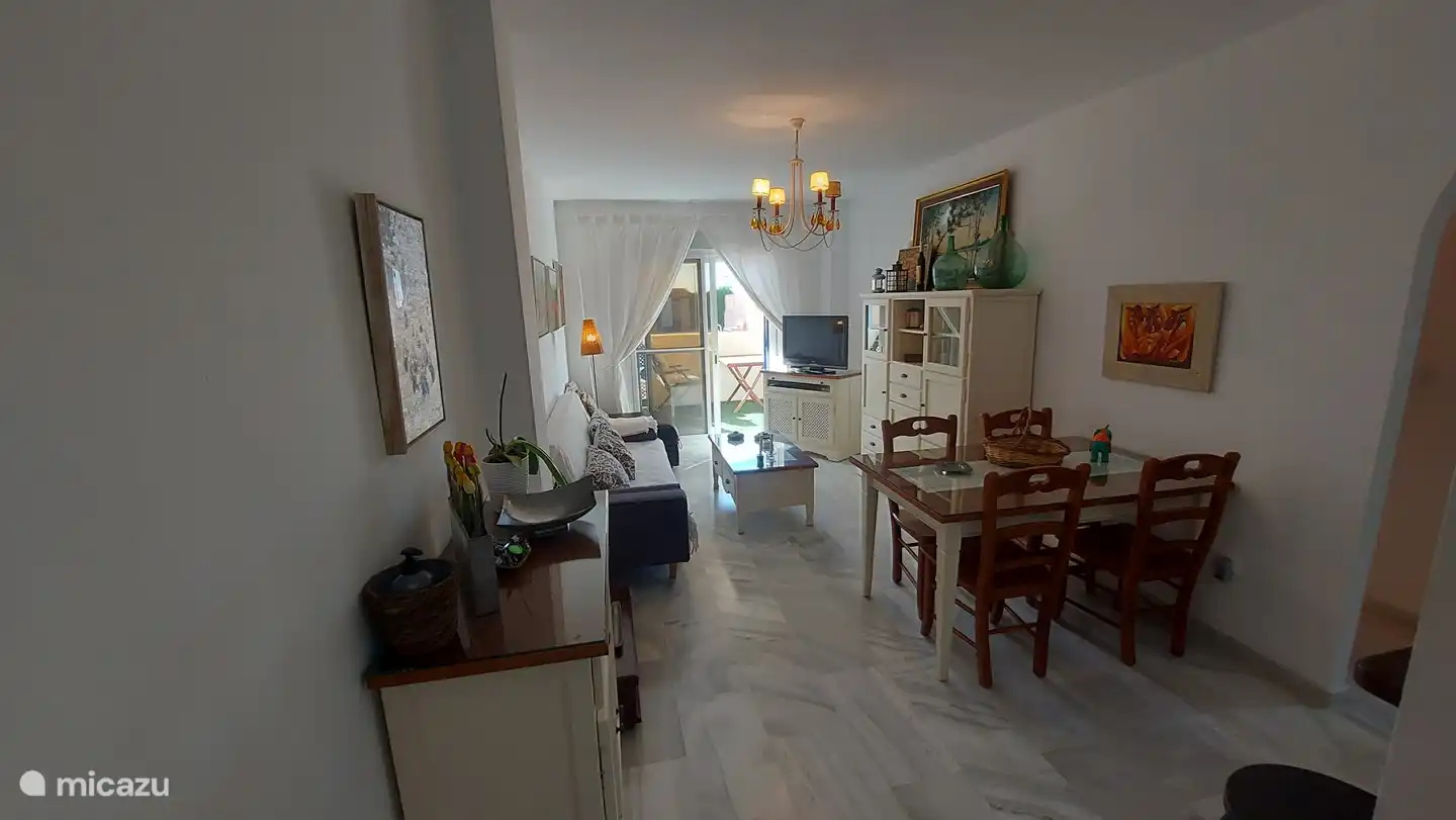 Das Wohnzimmer mit Essbereich