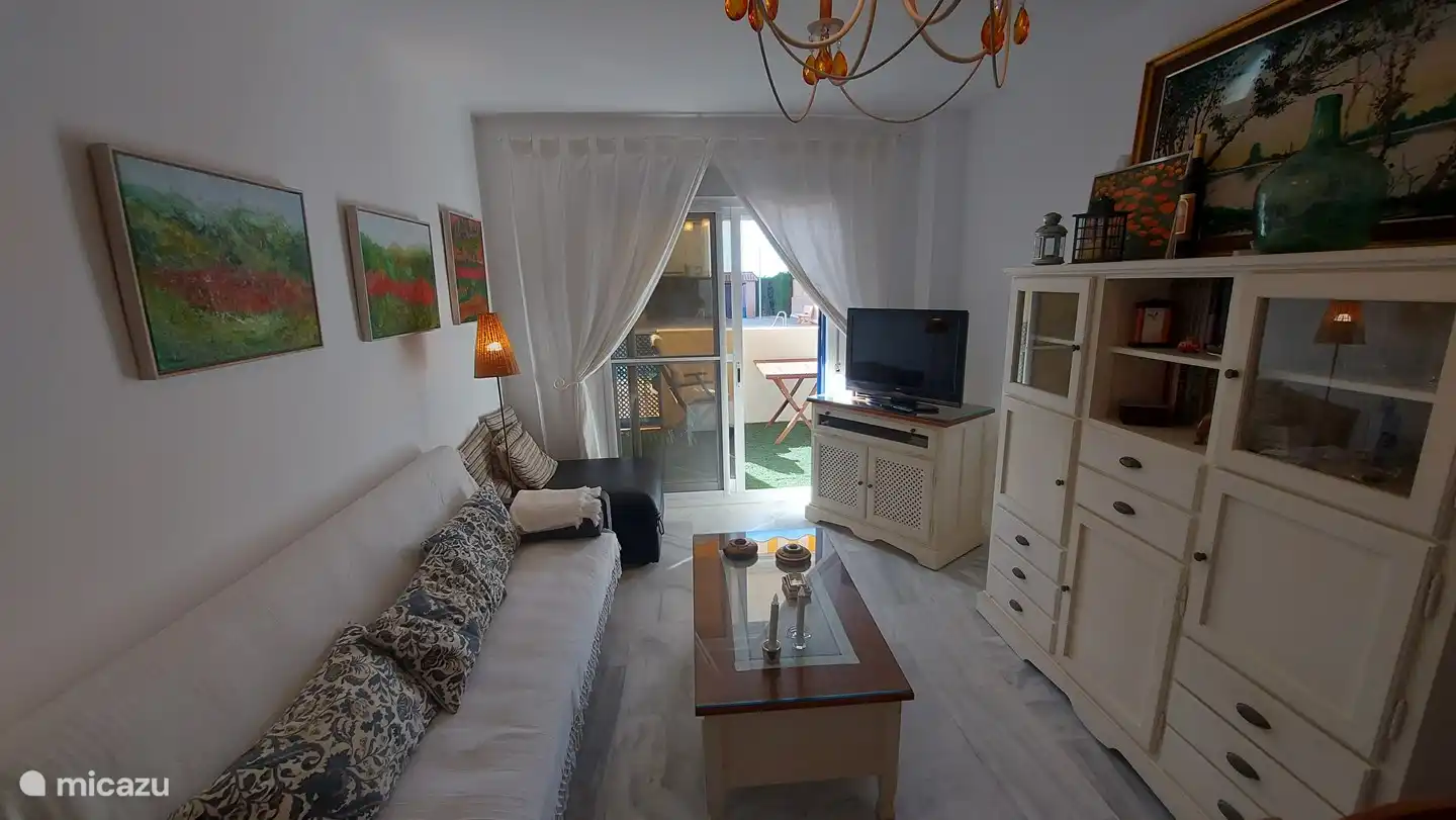 Wohnzimmer mit TV und Chromecast