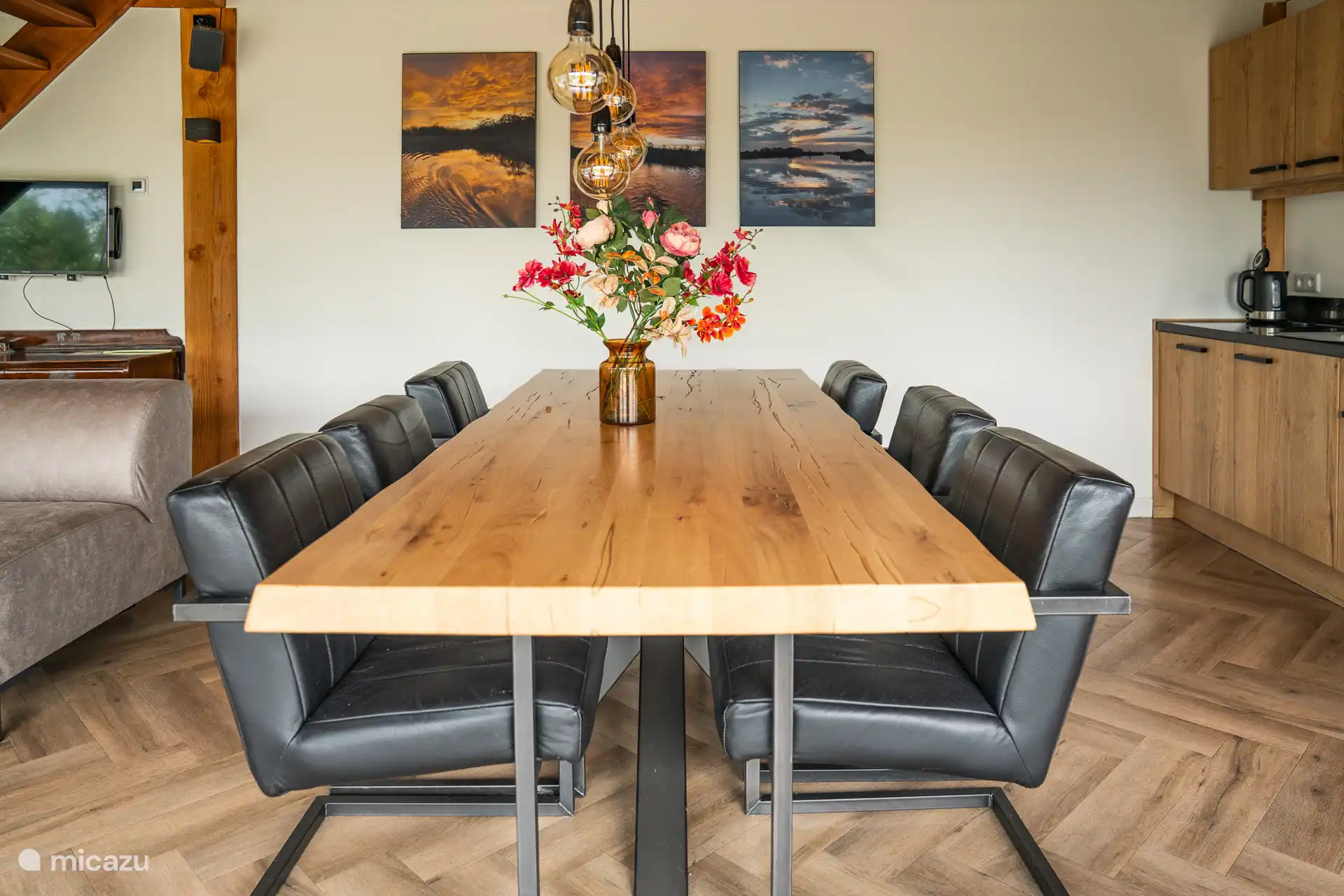 Hermosa mesa de madera con 7 sillones de cuero.