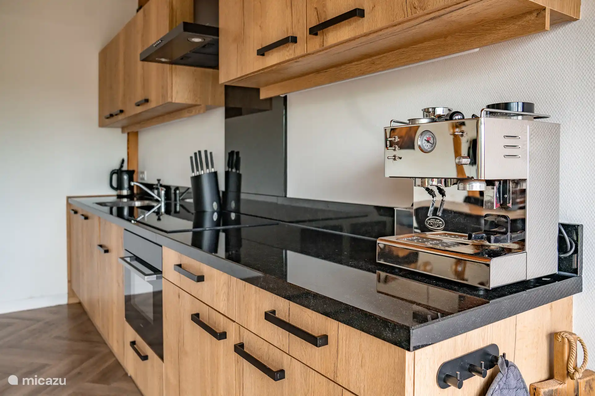 Cocina espaciosa y completamente equipada. La cocina está equipada con una placa de inducción.