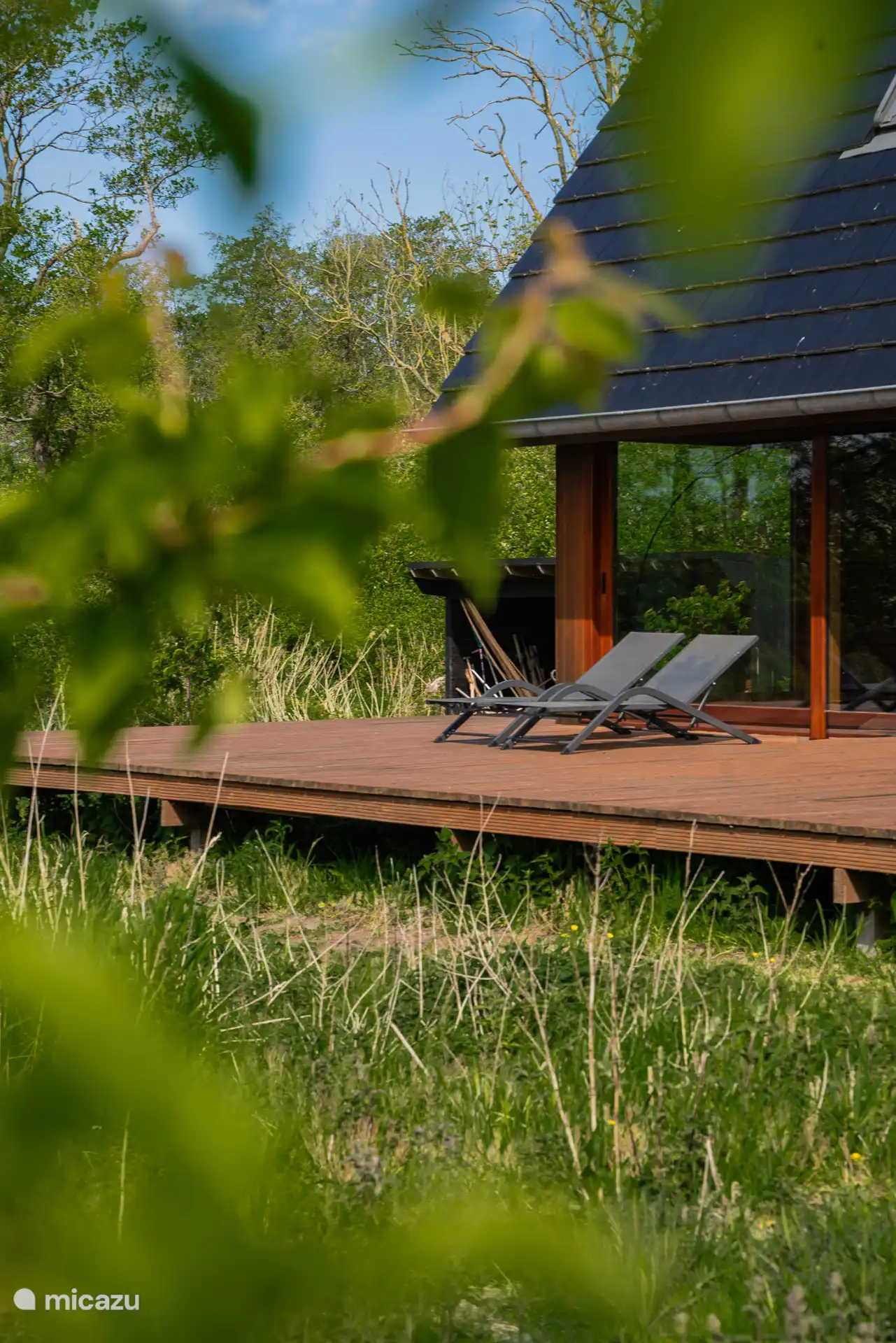 Terraza con muebles de jardín de calidad y tumbonas. También hay un Gran Kamado Takumi para barbacoa disponible