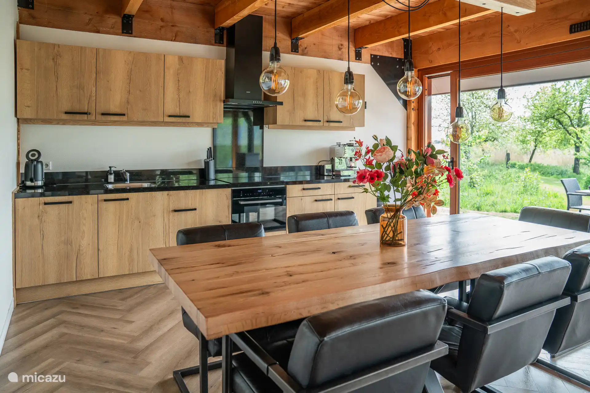 Cocina y una preciosa mesa de madera con 7 sillones de cuero.