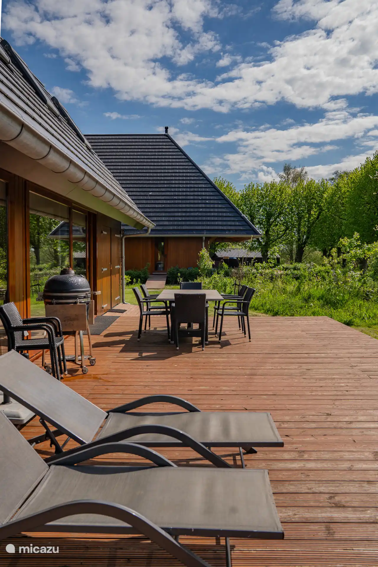 Terraza con muebles de jardín de calidad y tumbonas. También hay un Gran Kamado Takumi para barbacoa disponible