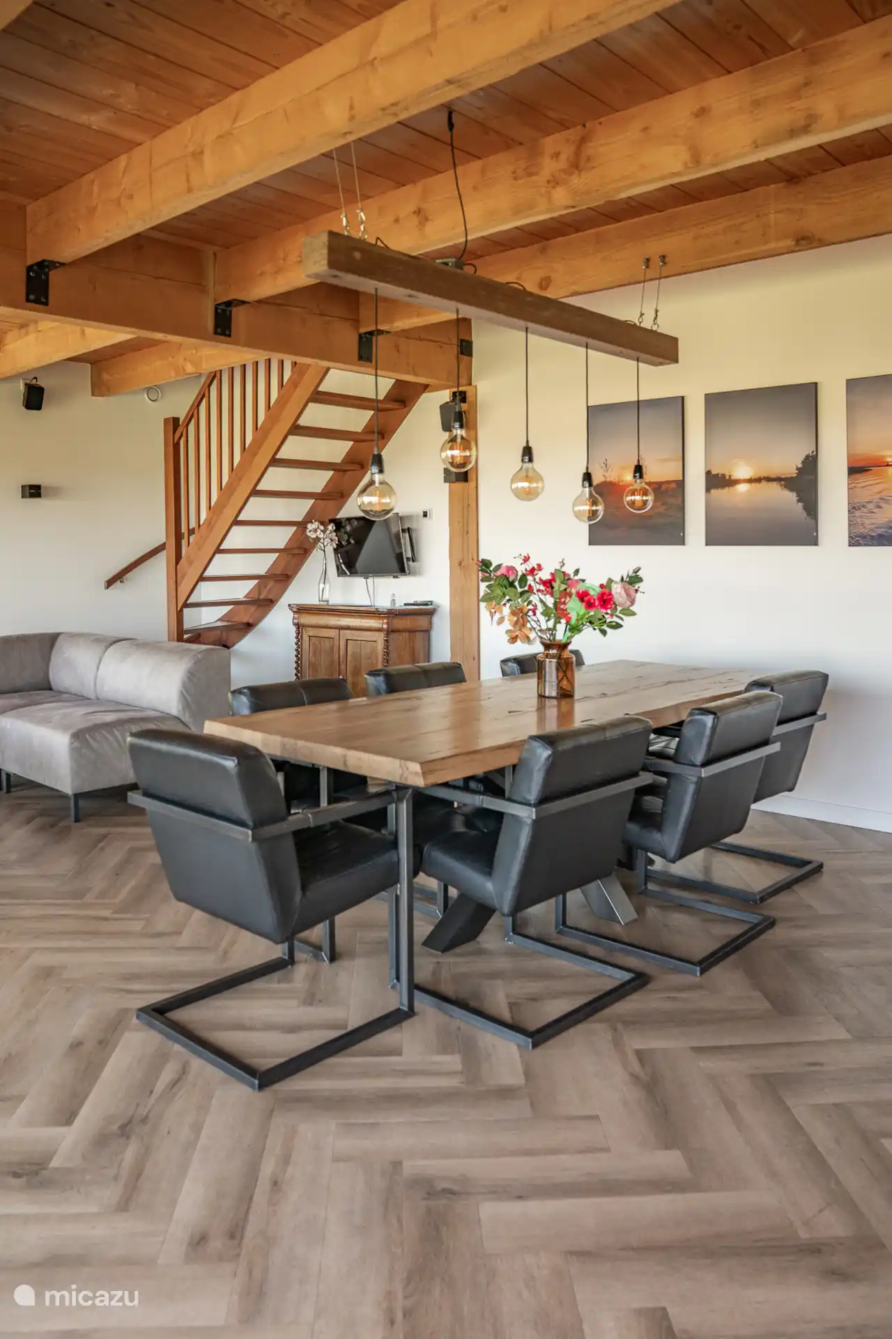 Hermosa mesa de madera con 7 sillones de cuero.