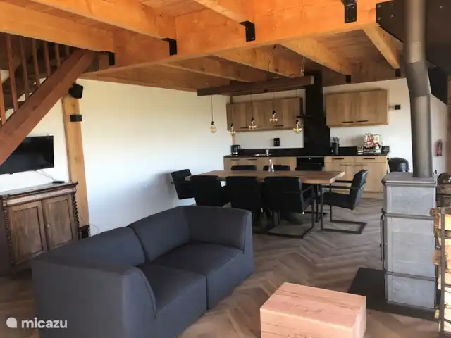 Âlde Feanen/Landgoed Âld Heach Hiem | Pays-Bas, Frise, Goëngahuizen - maison de vacances Rez-de-chaussée Âlde Feanen / table à manger et banc et poêle à bois en pierre ollaire