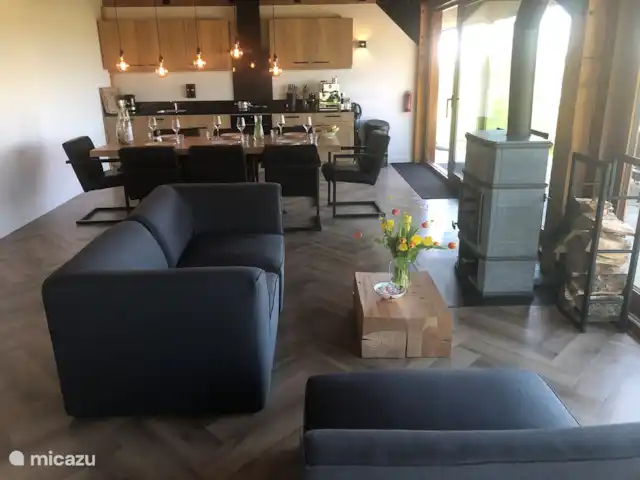 Âlde Feanen/Landgoed Âld Heach Hiem | Pays-Bas, Frise, Goëngahuizen - maison de vacances Rez-de-chaussée Âlde Feanen / table à manger, canapé, poêle à bois en stéatite et cuisine