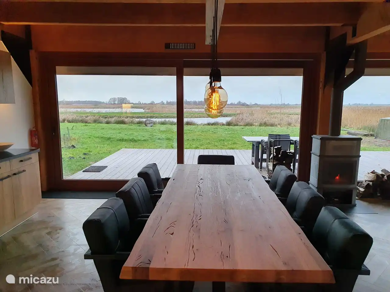 Schöner Holztisch mit 8 Ledersesseln mit Blick auf das Naturschutzgebiet Âlde Feanen