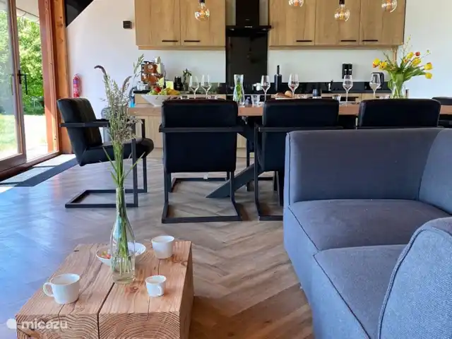 Domaine Âld Heach Hiem 14 personnes | Pays-Bas, Frise, Goëngahuizen - maison de vacances Rez-de-chaussée Janssloot / table à manger, canapé et cuisine