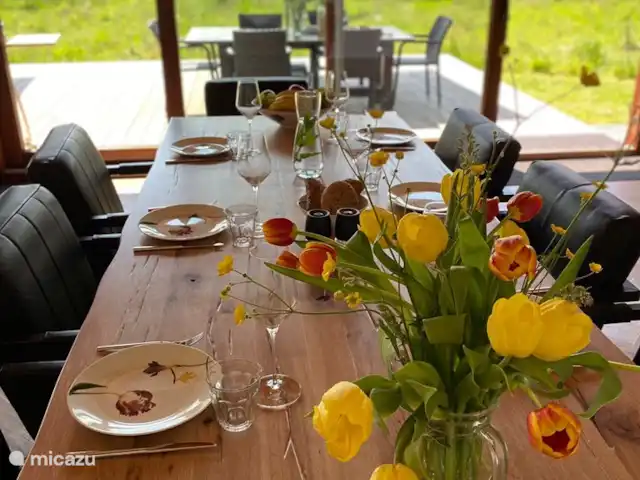 Domaine Âld Heach Hiem 14 personnes | Pays-Bas, Frise, Goëngahuizen - maison de vacances Belle table en bois avec 8 chaises en cuir donnant sur le Janssloot