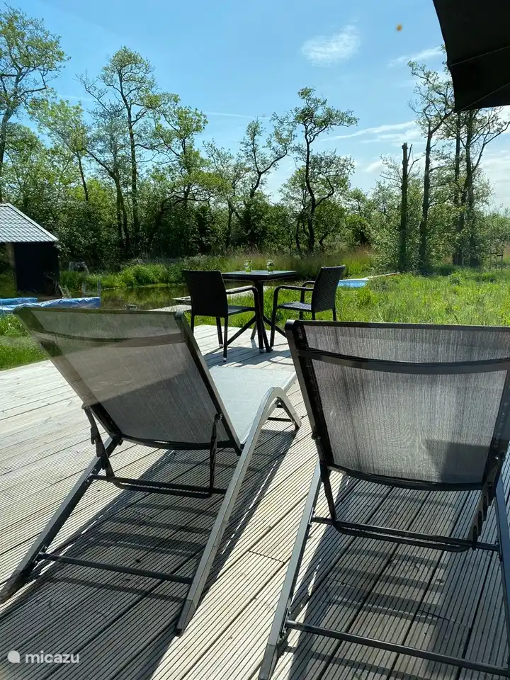 Terrasse Janssloot mit 2 Sonnenliegen