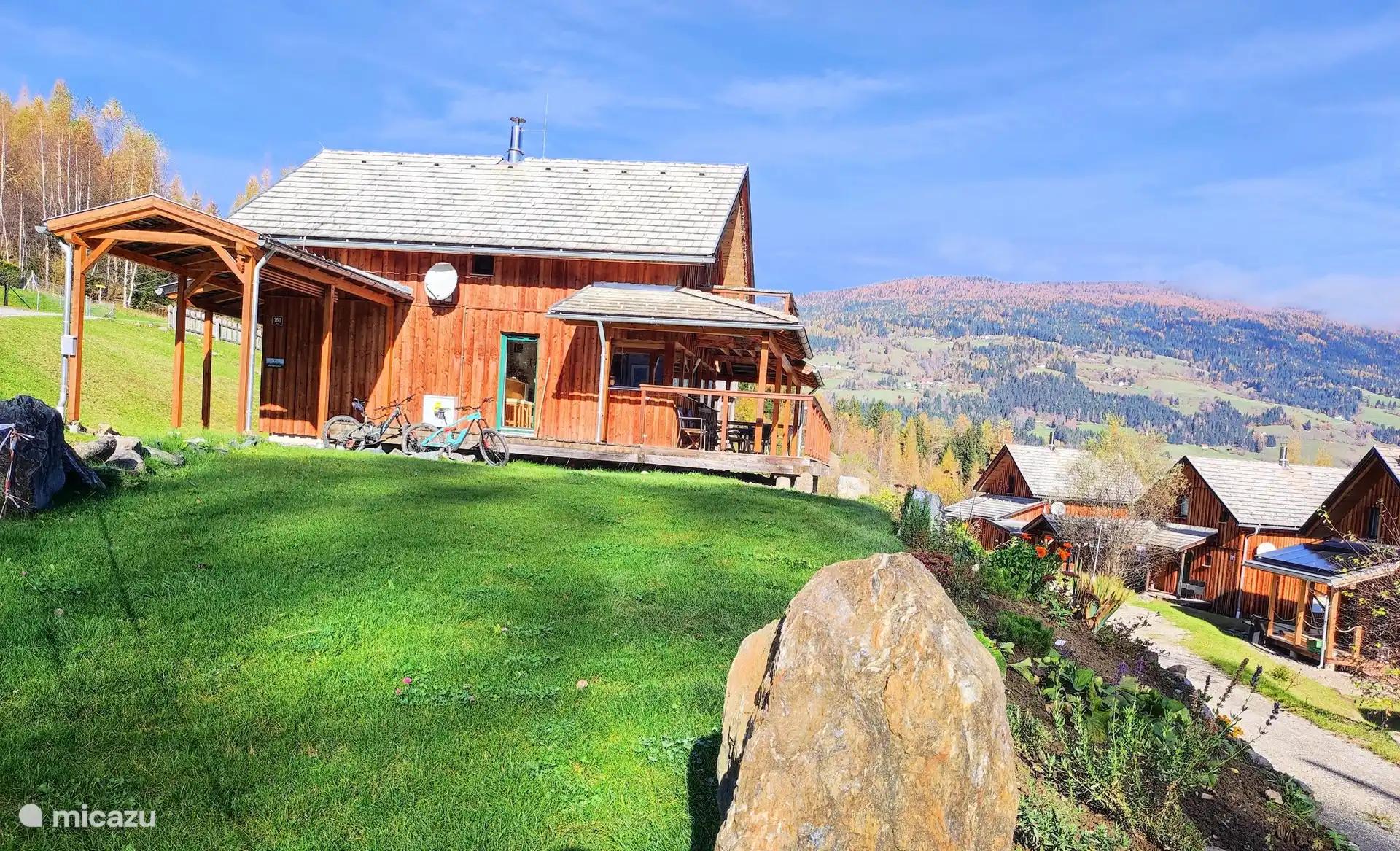 Chalet lado sur con césped y jardín en la ladera