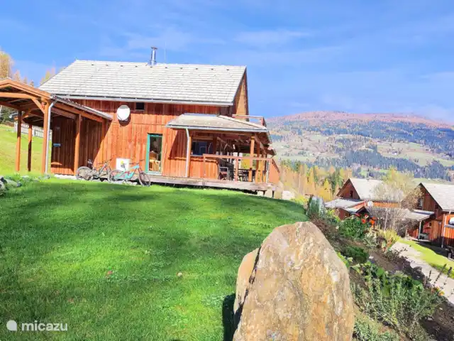 Chalet Alpenglöckchen dans un endroit panoramique | Autriche, Styrie, Stadl an der Mur - chalet Chalet côté sud avec pelouse et jardin à flanc de colline