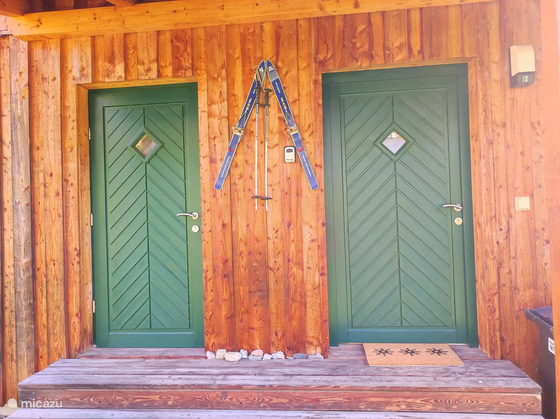 Puertas de entrada al chalet y trastero