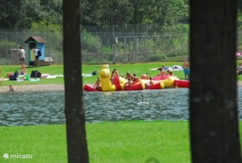 Instalación de ocio con lago apto para el baño a 1 km