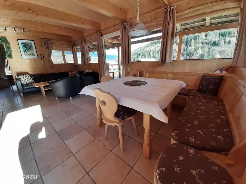 Sala de estar con vistas panorámicas.