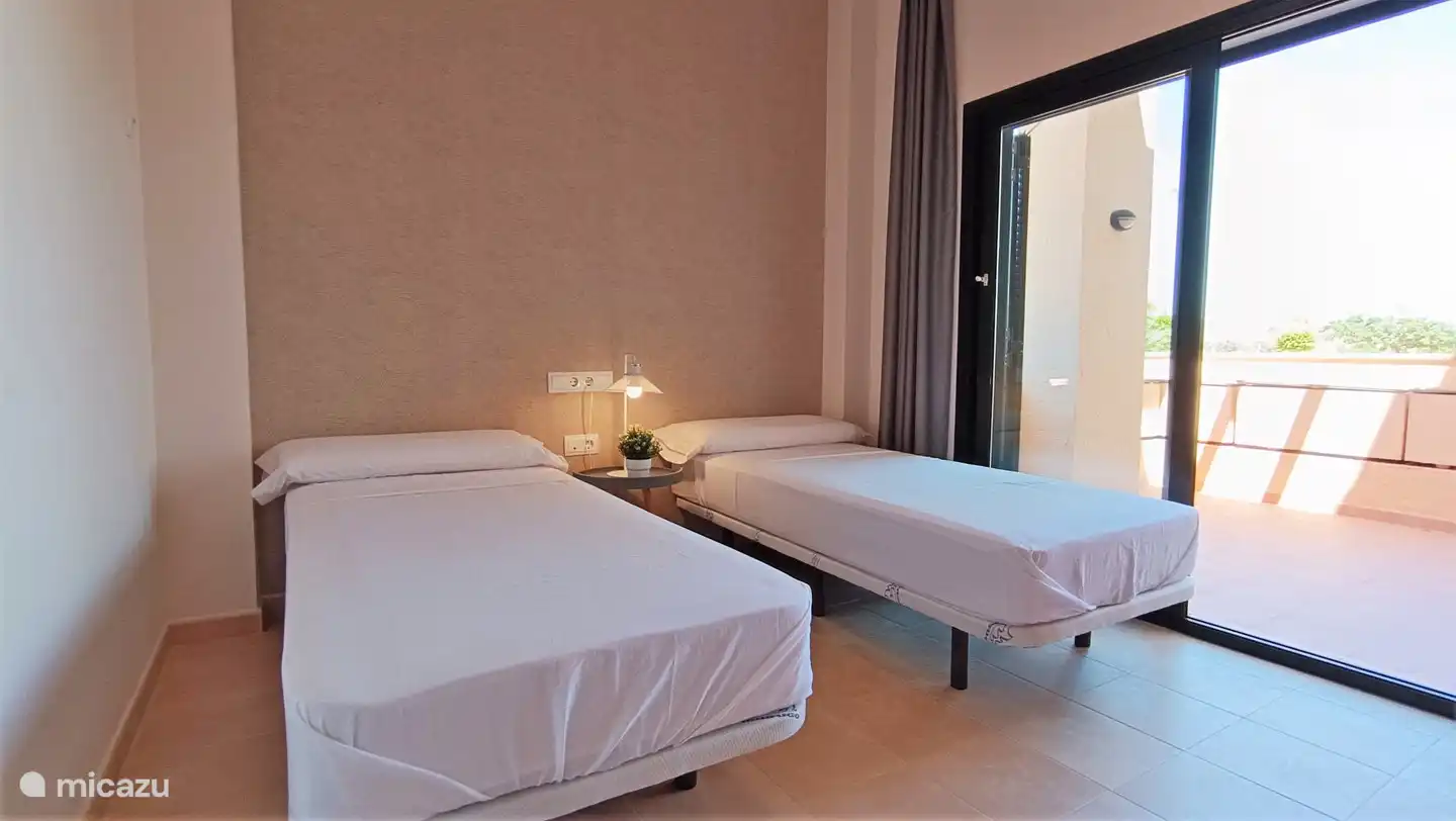 Dormitorio 2 con armarios empotrados