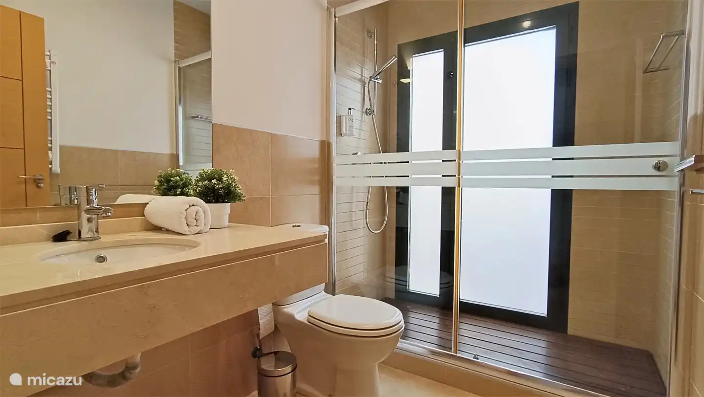 Cuarto de ba&#241;o 2 con ducha y WC.