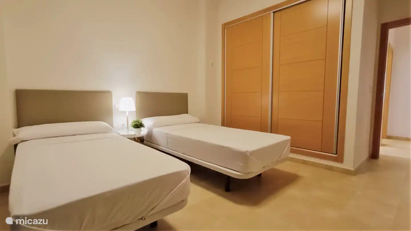 Dormitorio 3 con armarios empotrados.