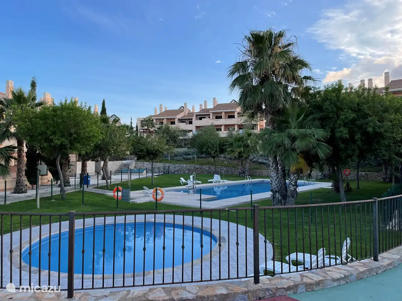 Piscinas m&#225;s cercanas a 2 minutos a pie.