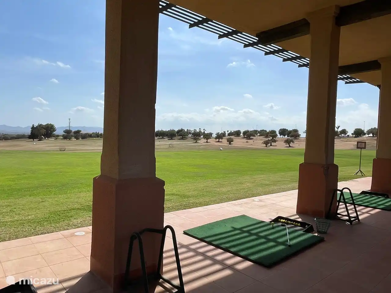 &#193;rea de manejo;
6 hermosos hoyos de pr&#225;ctica, campo de pr&#225;cticas, putting green y la academia de golf de alto rendimiento