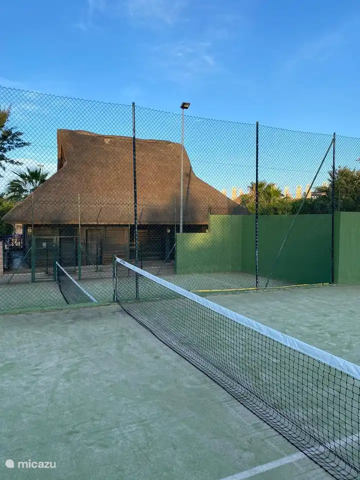Pistas de tenis y p&#225;del m&#225;s cercanas a 2 minutos a pie