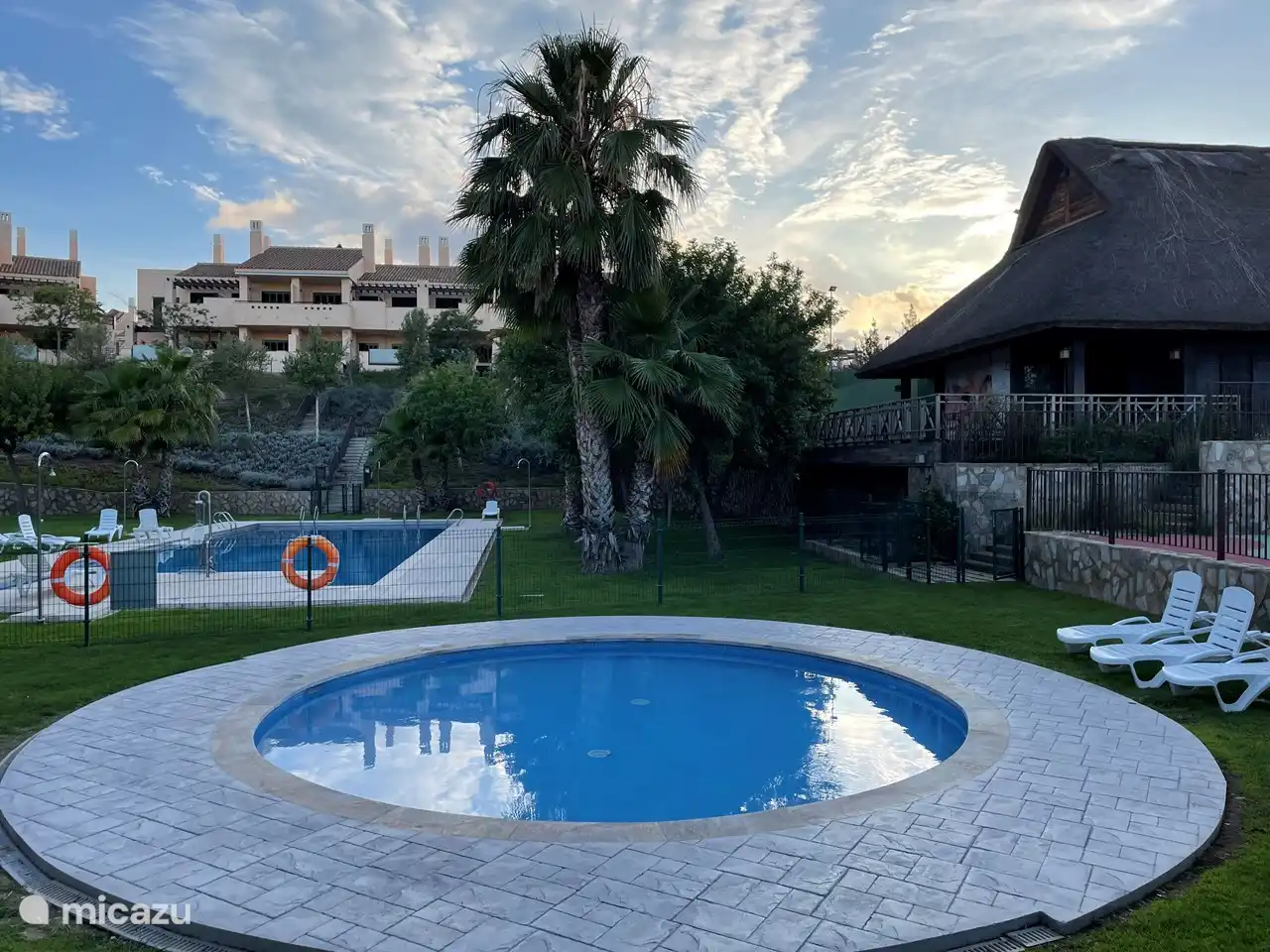 Piscinas m&#225;s cercanas a 2 minutos a pie.