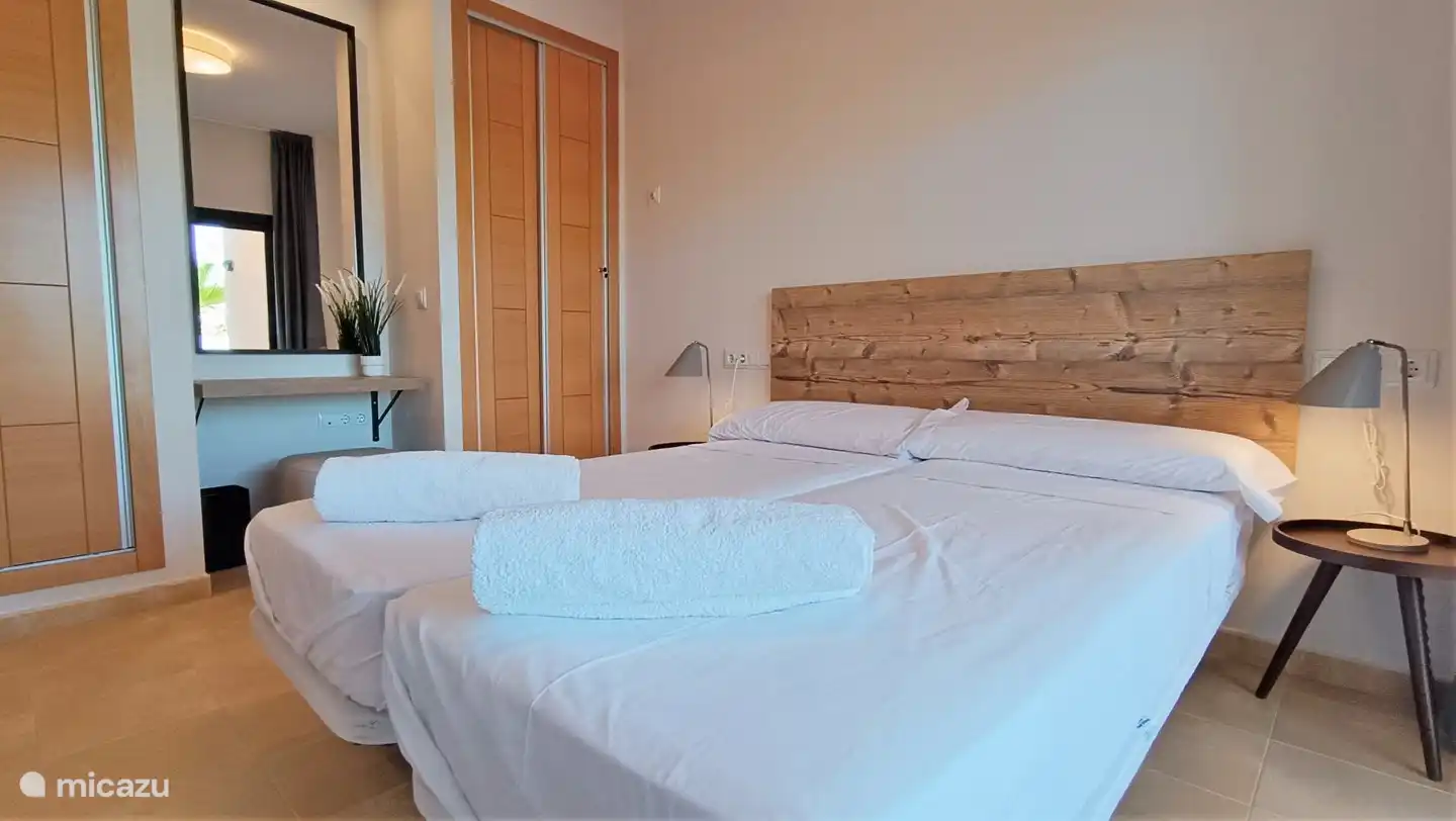 Dormitorio 1 con armarios empotrados.