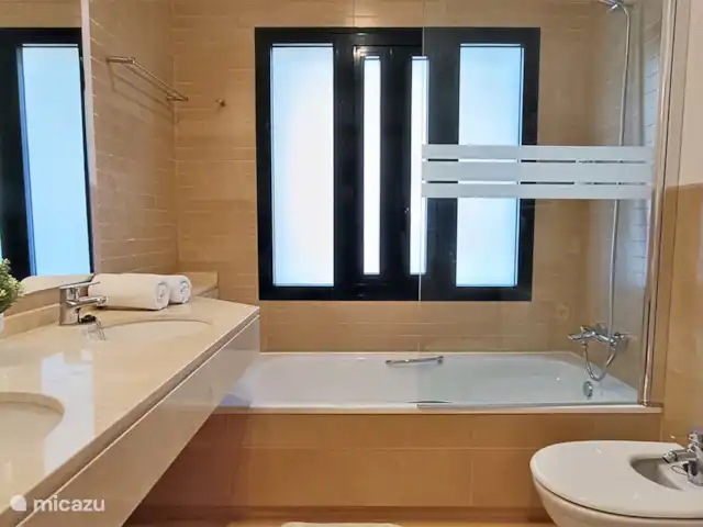 Casa Paix et Espace | Espagne, Murcia, Fuente Alamo - appartement Salle de bain 1 avec double vasque, baignoire, WC et bidet